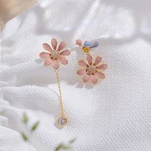 Asymmetric daisy stud earrings